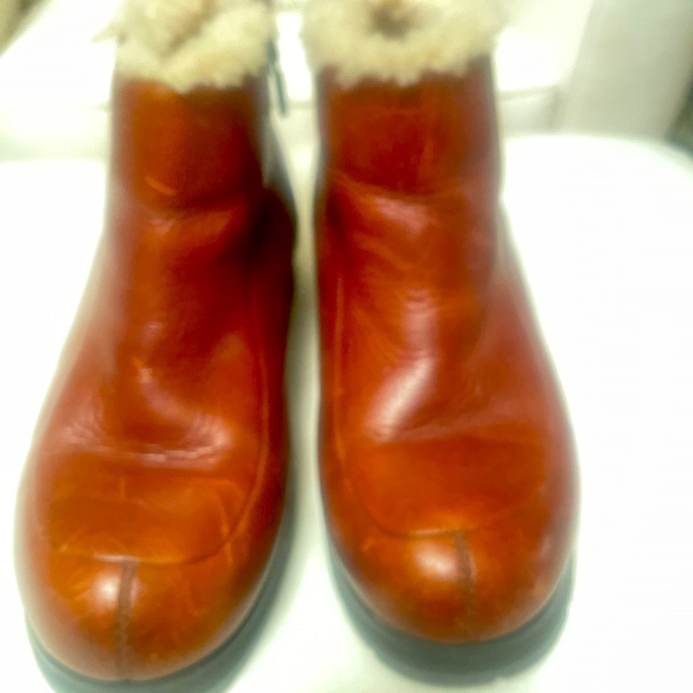 Ugg boot. Ladies 8